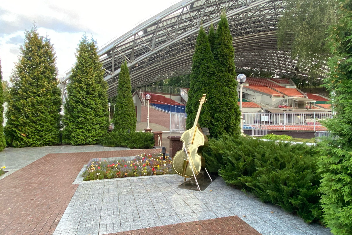 Путешествия бывают спланированными, а бывают спонтанными. Вторые вносят в размеренные будни нотку авантюризма и приключений. Витебск — один из самых живописных и романтичных городов современной Беларуси, куда стоит съездить, чтобы полюбоваться видами Западной Двины, отведать драников и ощутить творческую атмосферу места, где провел детство и юность величайший художник-авангардист Марк Шагал.