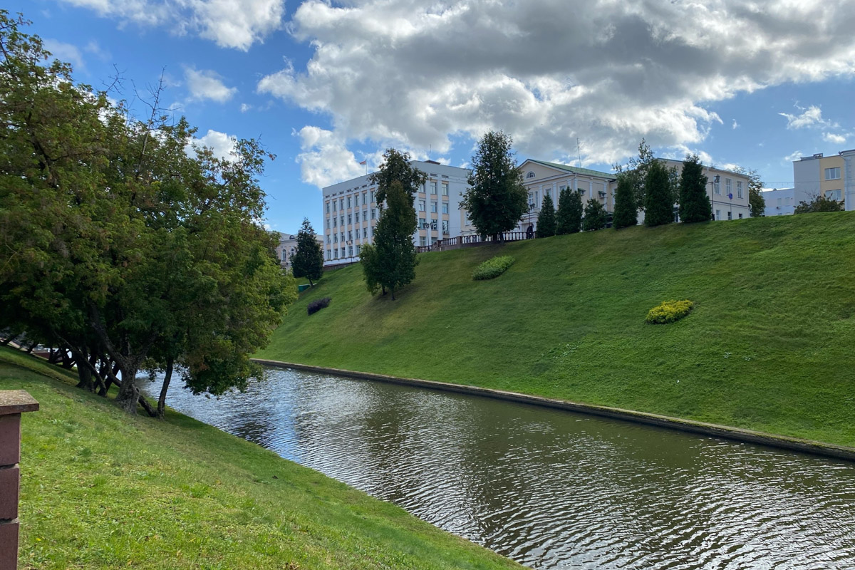 Путешествия бывают спланированными, а бывают спонтанными. Вторые вносят в размеренные будни нотку авантюризма и приключений. Витебск — один из самых живописных и романтичных городов современной Беларуси, куда стоит съездить, чтобы полюбоваться видами Западной Двины, отведать драников и ощутить творческую атмосферу места, где провел детство и юность величайший художник-авангардист Марк Шагал.