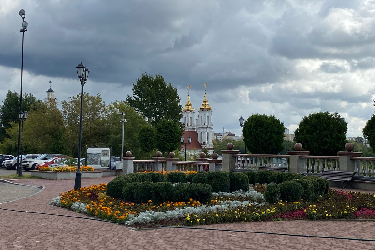 Путешествия бывают спланированными, а бывают спонтанными. Вторые вносят в размеренные будни нотку авантюризма и приключений. Витебск — один из самых живописных и романтичных городов современной Беларуси, куда стоит съездить, чтобы полюбоваться видами Западной Двины, отведать драников и ощутить творческую атмосферу места, где провел детство и юность величайший художник-авангардист Марк Шагал.