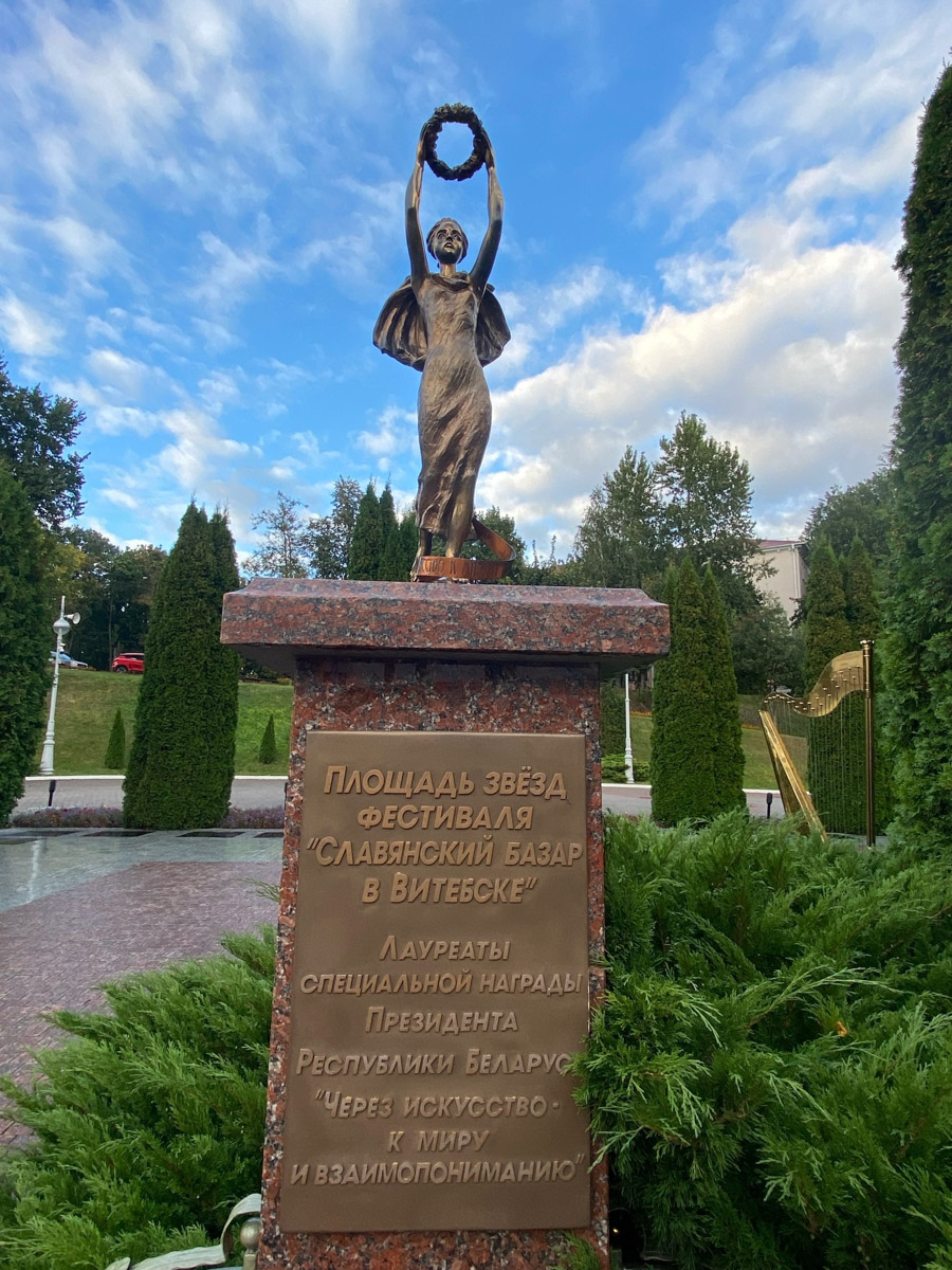 Путешествия бывают спланированными, а бывают спонтанными. Вторые вносят в размеренные будни нотку авантюризма и приключений. Витебск — один из самых живописных и романтичных городов современной Беларуси, куда стоит съездить, чтобы полюбоваться видами Западной Двины, отведать драников и ощутить творческую атмосферу места, где провел детство и юность величайший художник-авангардист Марк Шагал.