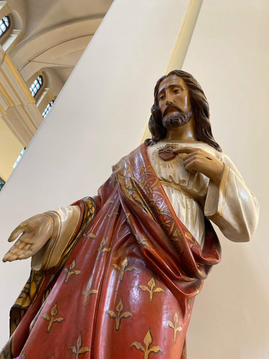 Путешествия бывают спланированными, а бывают спонтанными. Вторые вносят в размеренные будни нотку авантюризма и приключений. Витебск — один из самых живописных и романтичных городов современной Беларуси, куда стоит съездить, чтобы полюбоваться видами Западной Двины, отведать драников и ощутить творческую атмосферу места, где провел детство и юность величайший художник-авангардист Марк Шагал.