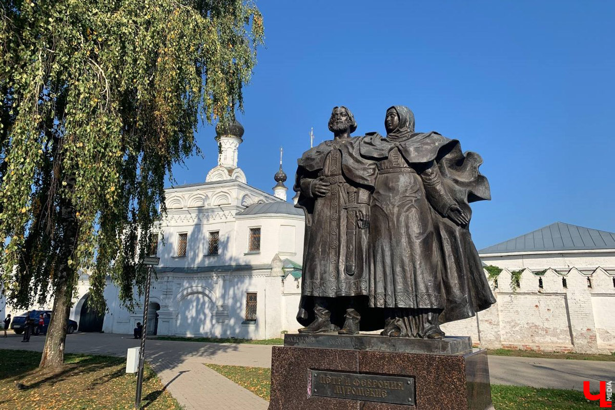 Популярный сервис планирования путешествий разработал варианты для поездок в города Золотого кольца России. И, что особенно приятно, в предложенном списке сразу шесть туров по 33-му региону. Портал называет представленные идеи новым прочтением классики и призывает посетить города с уникальной историей, в которую гармонично вписались современные проекты. Изучаем, куда стоит отправиться на выходные.