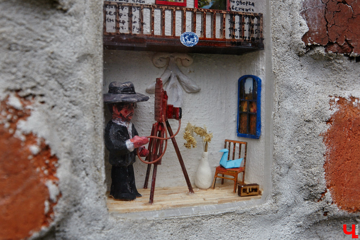 Уличные художники Владимира подарили его обитателям новый повод для долгих прогулок. Отправиться на улицу стоит в поисках их удивительных творений. Например, очередной миниатюры, замурованной в стену, или маленьких пиксельных персонажей на памп-треке в парке. «Ключ-Медиа» уже оценил работы!