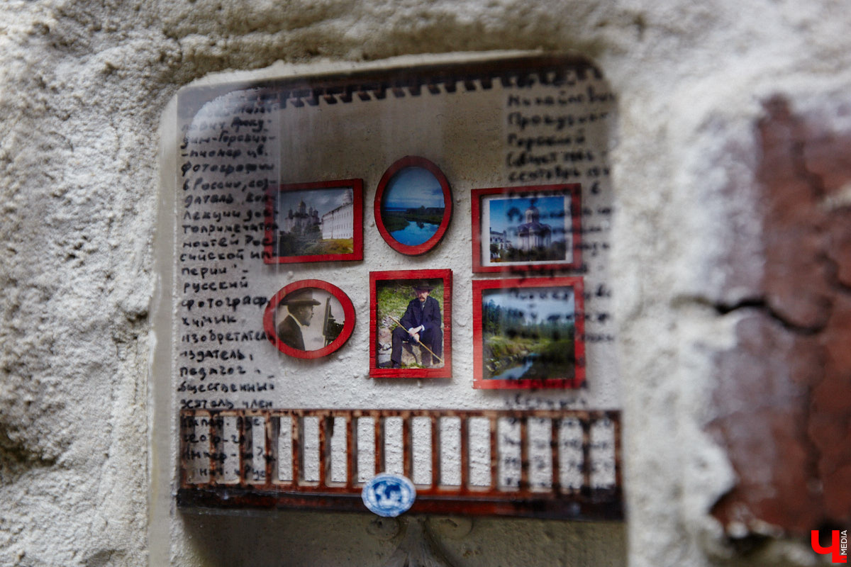 Уличные художники Владимира подарили его обитателям новый повод для долгих прогулок. Отправиться на улицу стоит в поисках их удивительных творений. Например, очередной миниатюры, замурованной в стену, или маленьких пиксельных персонажей на памп-треке в парке. «Ключ-Медиа» уже оценил работы!