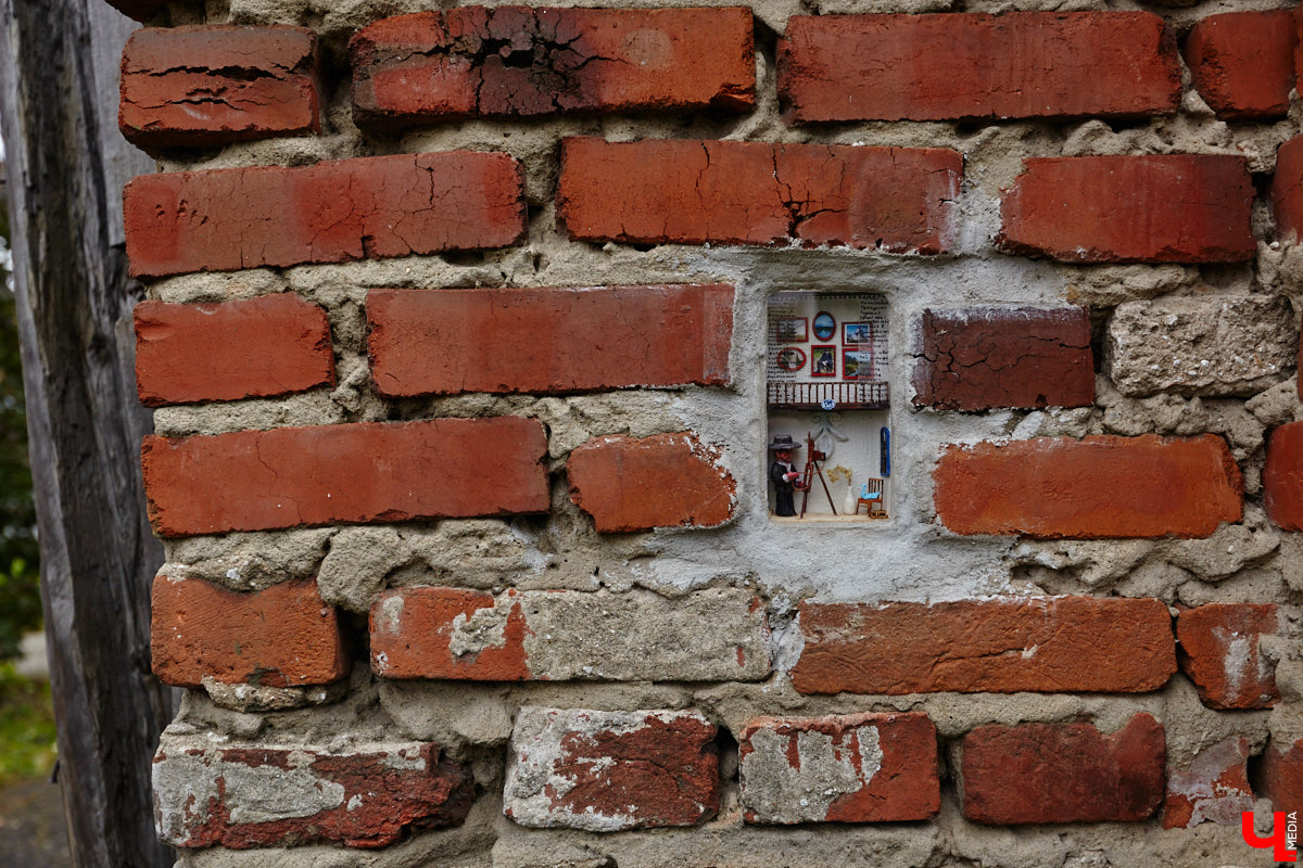 Уличные художники Владимира подарили его обитателям новый повод для долгих прогулок. Отправиться на улицу стоит в поисках их удивительных творений. Например, очередной миниатюры, замурованной в стену, или маленьких пиксельных персонажей на памп-треке в парке. «Ключ-Медиа» уже оценил работы!