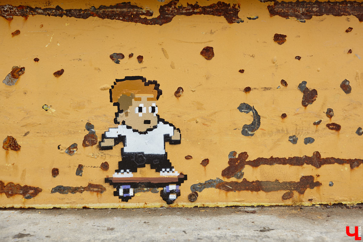 Уличные художники Владимира подарили его обитателям новый повод для долгих прогулок. Отправиться на улицу стоит в поисках их удивительных творений. Например, очередной миниатюры, замурованной в стену, или маленьких пиксельных персонажей на памп-треке в парке. «Ключ-Медиа» уже оценил работы!