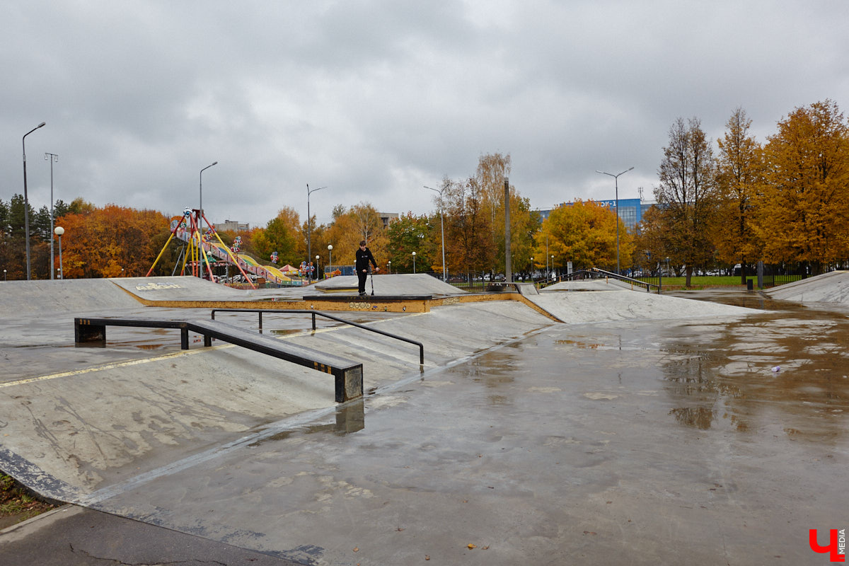 Уличные художники Владимира подарили его обитателям новый повод для долгих прогулок. Отправиться на улицу стоит в поисках их удивительных творений. Например, очередной миниатюры, замурованной в стену, или маленьких пиксельных персонажей на памп-треке в парке. «Ключ-Медиа» уже оценил работы!