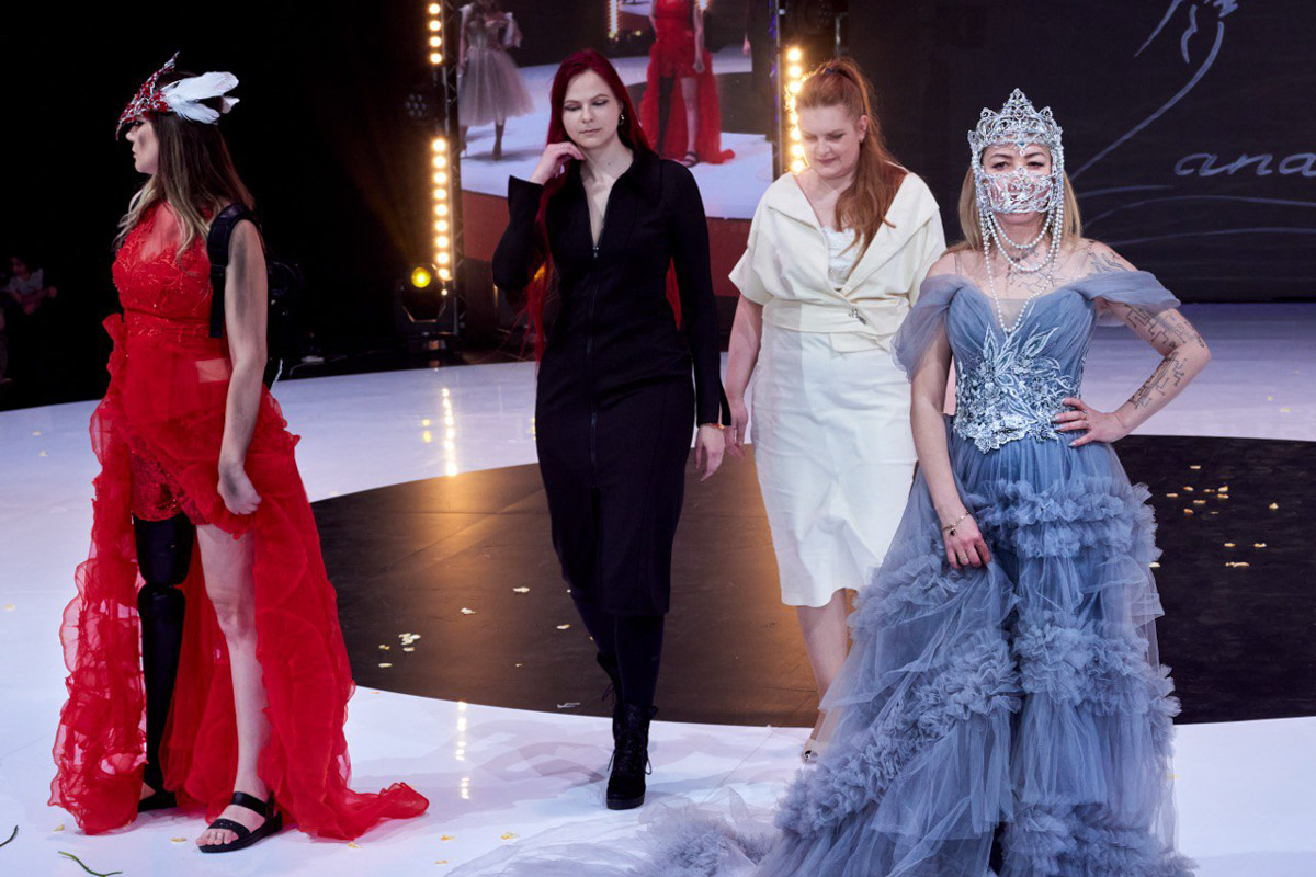 Евгении Хреновой, создательнице авторских украшений, представленных моделями на страницах глянца и подиумах, не раз приходилось падать и подниматься. Впрочем, силы воли дизайнеру аксессуаров не занимать. Она собрала себя и вновь забралась на вершину. О своих американских горках в творческой стезе основательница модного бренда рассказала «Ключ-Медиа».