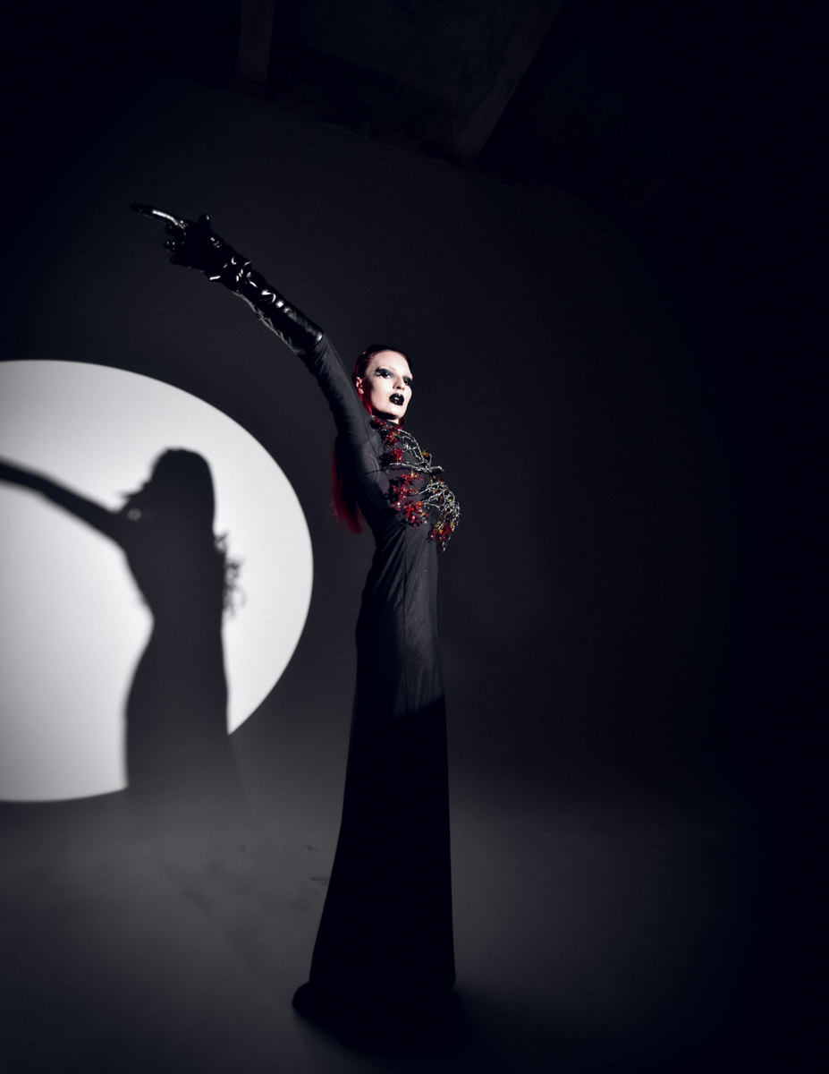 Евгении Хреновой, создательнице авторских украшений, представленных моделями на страницах глянца и подиумах, не раз приходилось падать и подниматься. Впрочем, силы воли дизайнеру аксессуаров не занимать. Она собрала себя и вновь забралась на вершину. О своих американских горках в творческой стезе основательница модного бренда рассказала «Ключ-Медиа».