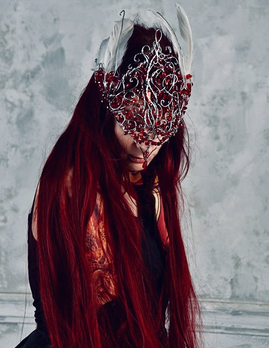 Евгении Хреновой, создательнице авторских украшений, представленных моделями на страницах глянца и подиумах, не раз приходилось падать и подниматься. Впрочем, силы воли дизайнеру аксессуаров не занимать. Она собрала себя и вновь забралась на вершину. О своих американских горках в творческой стезе основательница модного бренда рассказала «Ключ-Медиа».