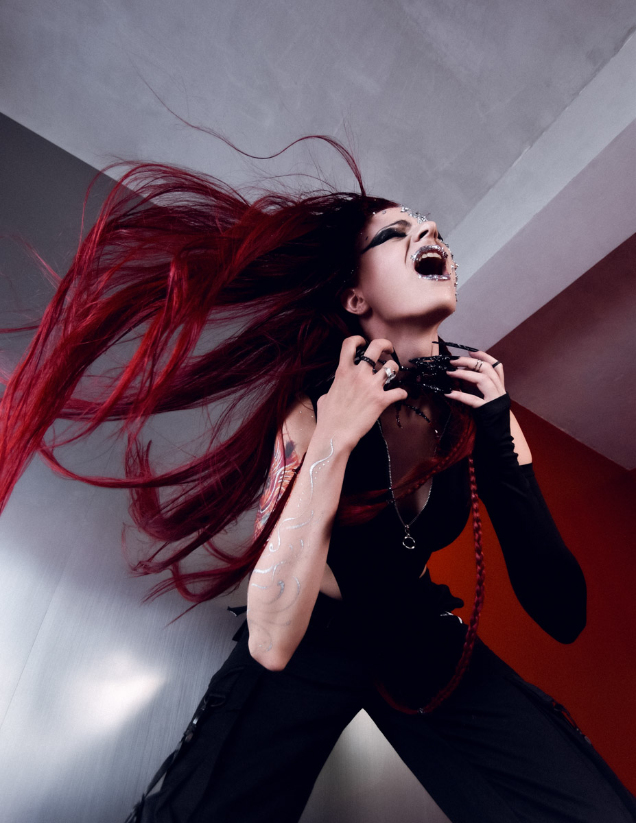 Евгении Хреновой, создательнице авторских украшений, представленных моделями на страницах глянца и подиумах, не раз приходилось падать и подниматься. Впрочем, силы воли дизайнеру аксессуаров не занимать. Она собрала себя и вновь забралась на вершину. О своих американских горках в творческой стезе основательница модного бренда рассказала «Ключ-Медиа».