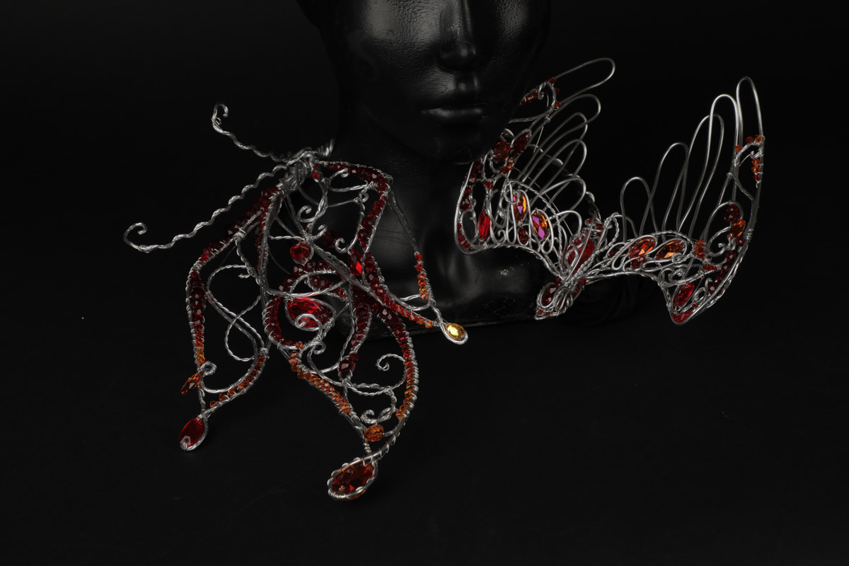 Евгении Хреновой, создательнице авторских украшений, представленных моделями на страницах глянца и подиумах, не раз приходилось падать и подниматься. Впрочем, силы воли дизайнеру аксессуаров не занимать. Она собрала себя и вновь забралась на вершину. О своих американских горках в творческой стезе основательница модного бренда рассказала «Ключ-Медиа».