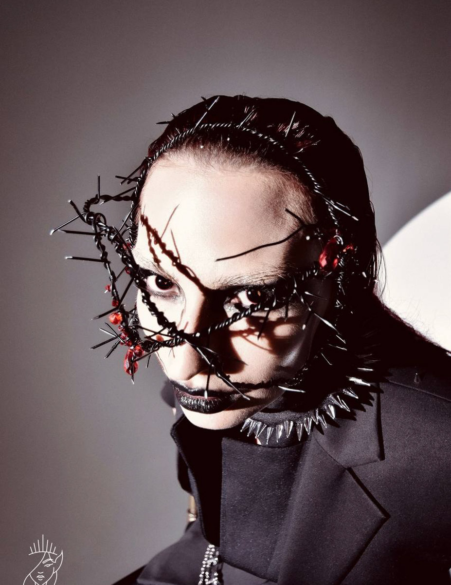 Евгении Хреновой, создательнице авторских украшений, представленных моделями на страницах глянца и подиумах, не раз приходилось падать и подниматься. Впрочем, силы воли дизайнеру аксессуаров не занимать. Она собрала себя и вновь забралась на вершину. О своих американских горках в творческой стезе основательница модного бренда рассказала «Ключ-Медиа».