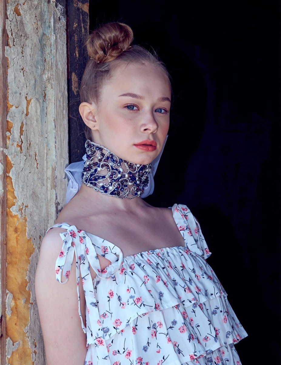 Евгении Хреновой, создательнице авторских украшений, представленных моделями на страницах глянца и подиумах, не раз приходилось падать и подниматься. Впрочем, силы воли дизайнеру аксессуаров не занимать. Она собрала себя и вновь забралась на вершину. О своих американских горках в творческой стезе основательница модного бренда рассказала «Ключ-Медиа».