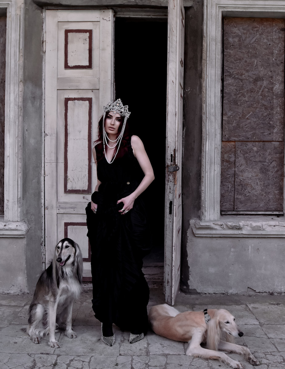 Евгении Хреновой, создательнице авторских украшений, представленных моделями на страницах глянца и подиумах, не раз приходилось падать и подниматься. Впрочем, силы воли дизайнеру аксессуаров не занимать. Она собрала себя и вновь забралась на вершину. О своих американских горках в творческой стезе основательница модного бренда рассказала «Ключ-Медиа».