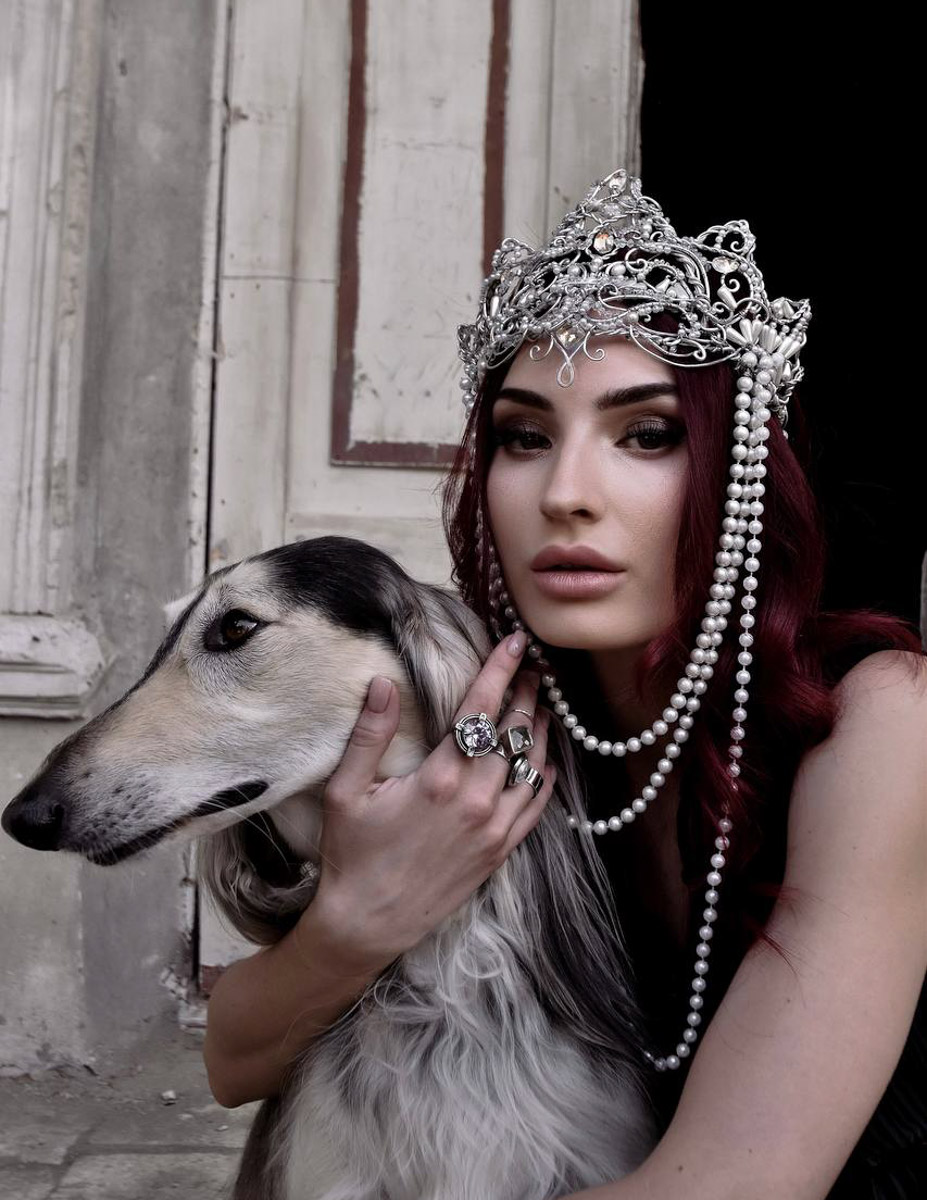 Евгении Хреновой, создательнице авторских украшений, представленных моделями на страницах глянца и подиумах, не раз приходилось падать и подниматься. Впрочем, силы воли дизайнеру аксессуаров не занимать. Она собрала себя и вновь забралась на вершину. О своих американских горках в творческой стезе основательница модного бренда рассказала «Ключ-Медиа».