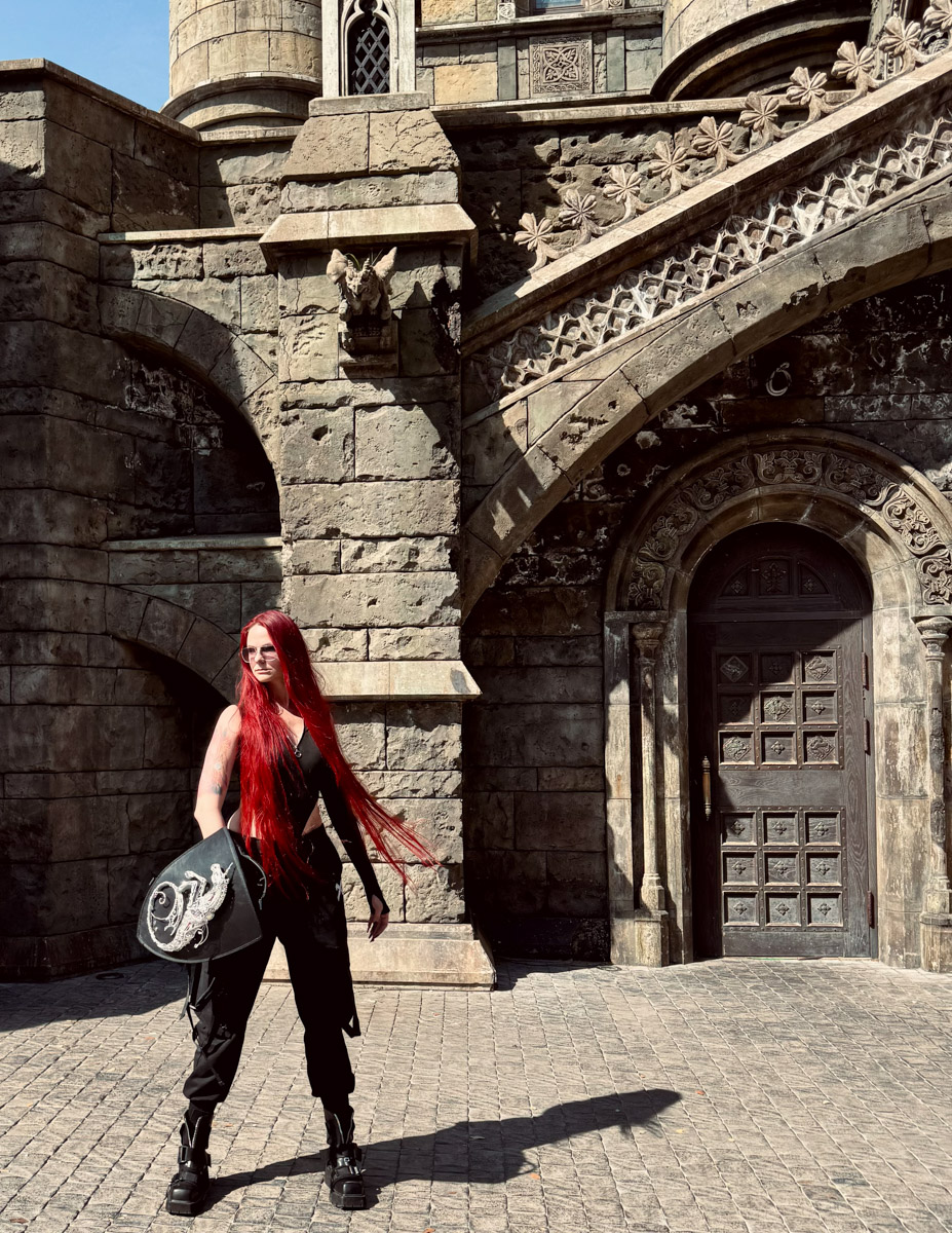 Евгении Хреновой, создательнице авторских украшений, представленных моделями на страницах глянца и подиумах, не раз приходилось падать и подниматься. Впрочем, силы воли дизайнеру аксессуаров не занимать. Она собрала себя и вновь забралась на вершину. О своих американских горках в творческой стезе основательница модного бренда рассказала «Ключ-Медиа».