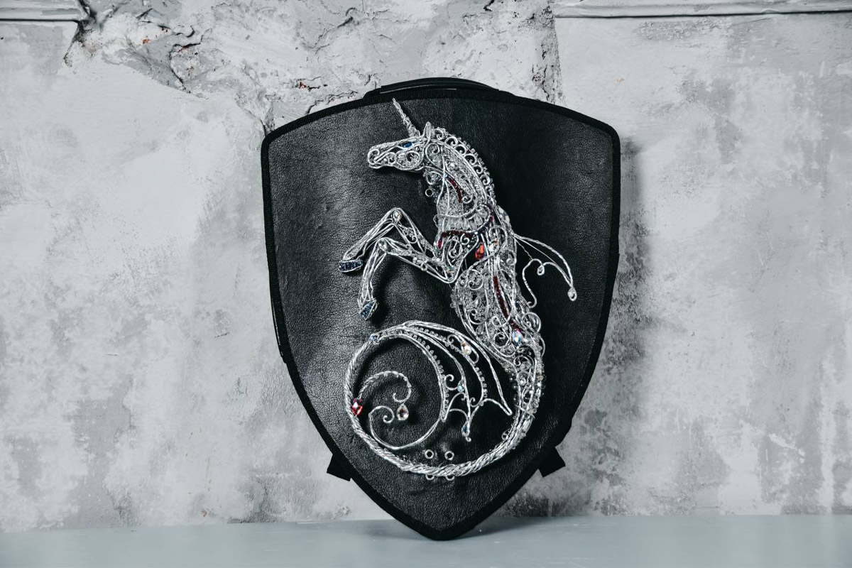 Евгении Хреновой, создательнице авторских украшений, представленных моделями на страницах глянца и подиумах, не раз приходилось падать и подниматься. Впрочем, силы воли дизайнеру аксессуаров не занимать. Она собрала себя и вновь забралась на вершину. О своих американских горках в творческой стезе основательница модного бренда рассказала «Ключ-Медиа».