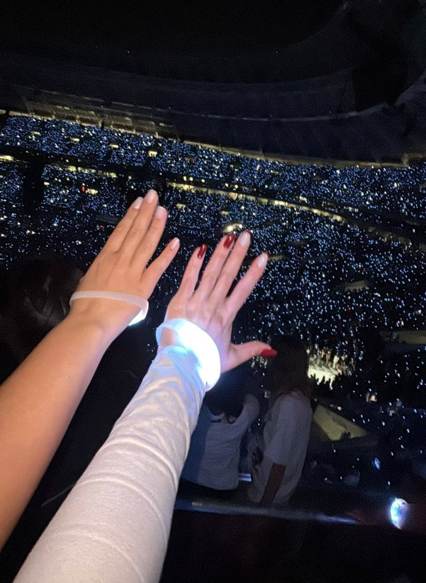 Сходить на концерт любимого исполнителя для многих заветная мечта. И пока одни ждут подходящей возможности, другие вовсю отрываются под любимые треки. И даже перелет в другую страну не проблема. Владимирцы не стали исключением из общего тренда, побывав летом 2025-го на шоу таких селебрити, как Егор Крид, Леонид Агутин, AKON и Джастин Тимберлейк. Как это было? Детали расскажем в нашем обзоре!