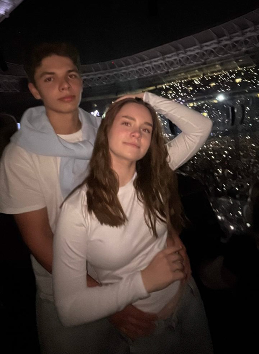 Сходить на концерт любимого исполнителя для многих заветная мечта. И пока одни ждут подходящей возможности, другие вовсю отрываются под любимые треки. И даже перелет в другую страну не проблема. Владимирцы не стали исключением из общего тренда, побывав летом 2025-го на шоу таких селебрити, как Егор Крид, Леонид Агутин, AKON и Джастин Тимберлейк. Как это было? Детали расскажем в нашем обзоре!