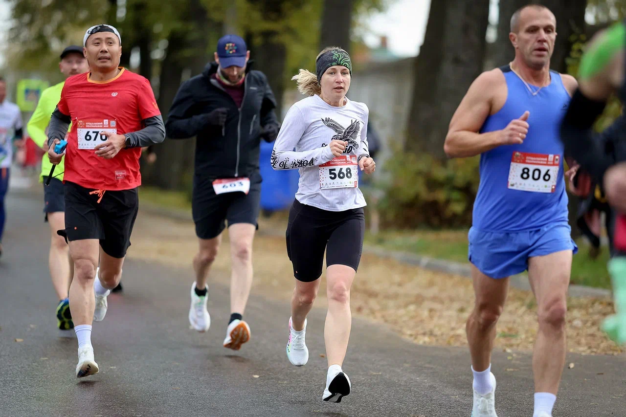 Сезон спортивных мероприятий на открытом воздухе подходит к концу. Красиво завершить его удалось в Суздале, где состоялся один из самых зрелищных и массовых забегов — полумарафон «Жемчужина Золотого кольца». На старт вышли участники из 180 городов и четырех стран: России, Беларуси, Казахстана и даже Мексики!