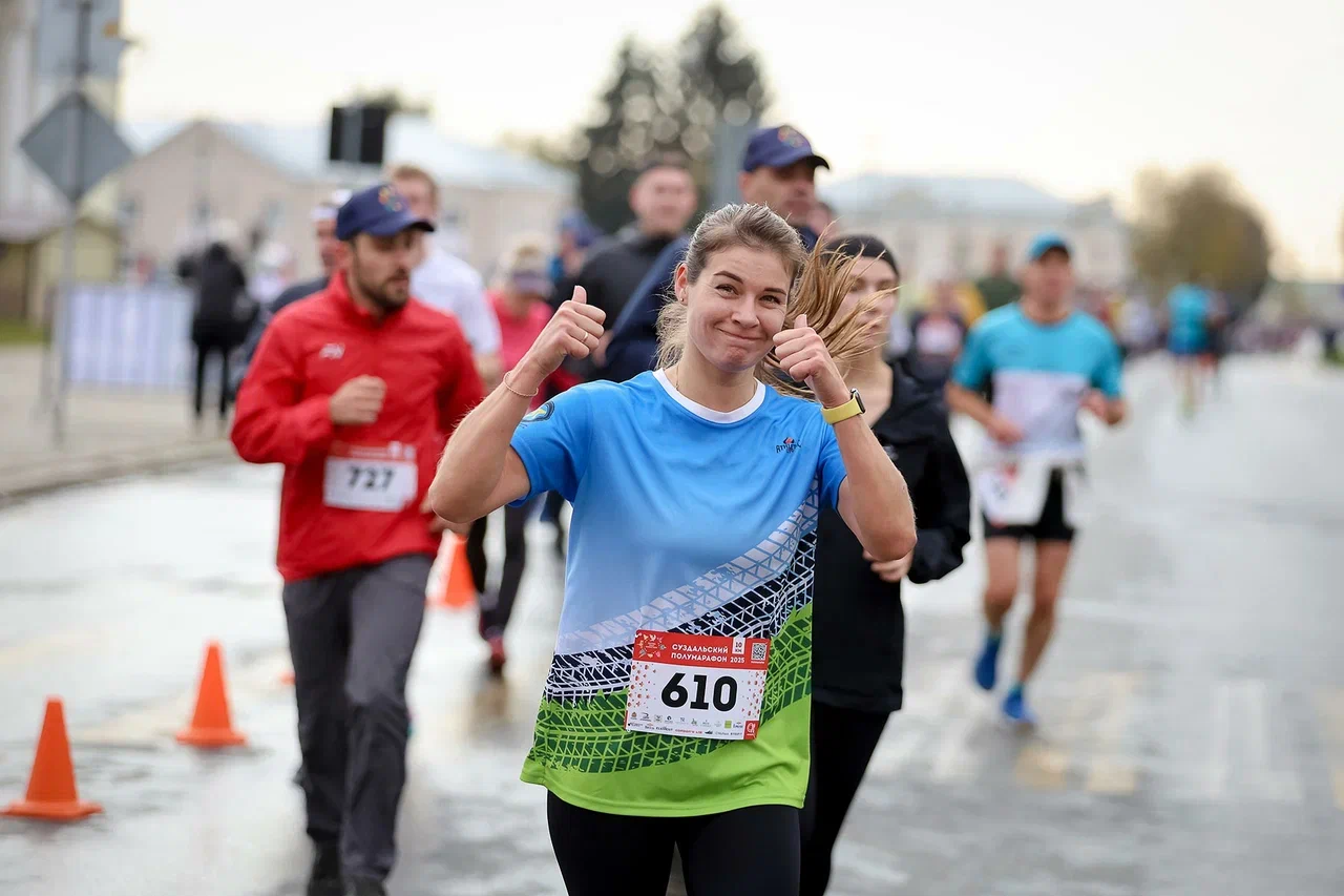 Сезон спортивных мероприятий на открытом воздухе подходит к концу. Красиво завершить его удалось в Суздале, где состоялся один из самых зрелищных и массовых забегов — полумарафон «Жемчужина Золотого кольца». На старт вышли участники из 180 городов и четырех стран: России, Беларуси, Казахстана и даже Мексики!