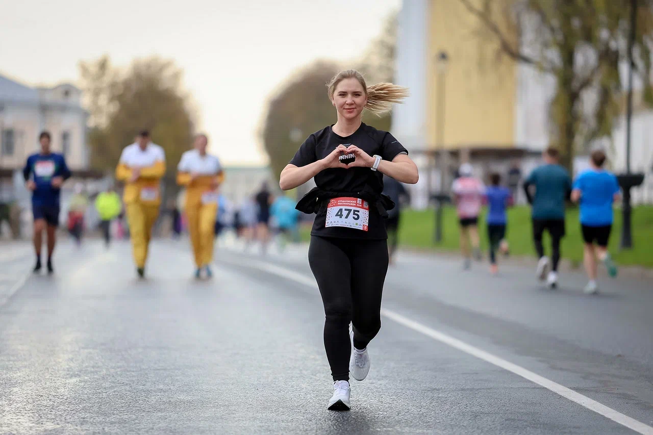 Сезон спортивных мероприятий на открытом воздухе подходит к концу. Красиво завершить его удалось в Суздале, где состоялся один из самых зрелищных и массовых забегов — полумарафон «Жемчужина Золотого кольца». На старт вышли участники из 180 городов и четырех стран: России, Беларуси, Казахстана и даже Мексики!