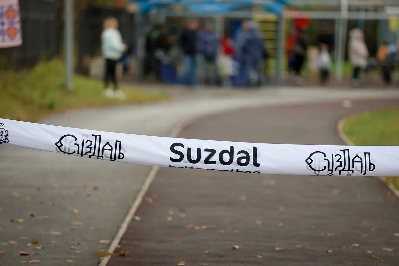 Сезон спортивных мероприятий на открытом воздухе подходит к концу. Красиво завершить его удалось в Суздале, где состоялся один из самых зрелищных и массовых забегов — полумарафон «Жемчужина Золотого кольца». На старт вышли участники из 180 городов и четырех стран: России, Беларуси, Казахстана и даже Мексики!