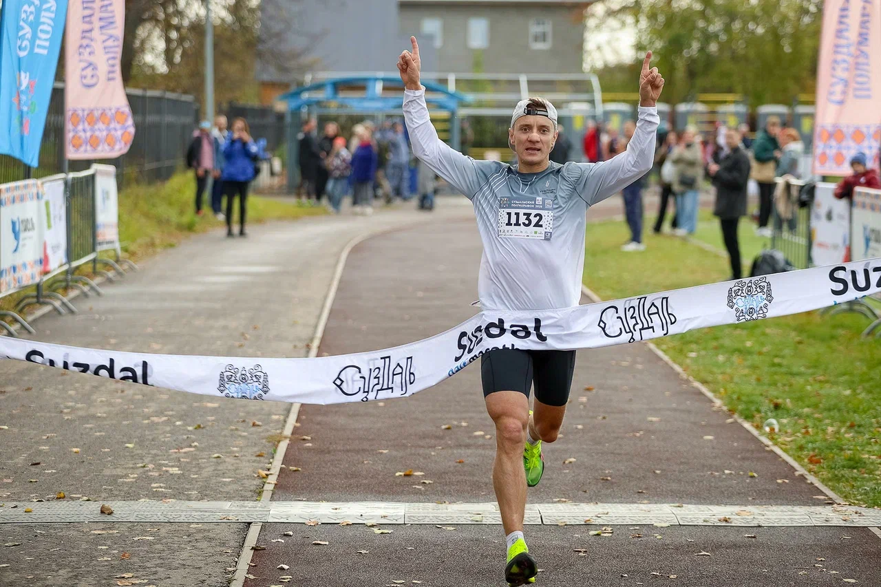 Сезон спортивных мероприятий на открытом воздухе подходит к концу. Красиво завершить его удалось в Суздале, где состоялся один из самых зрелищных и массовых забегов — полумарафон «Жемчужина Золотого кольца». На старт вышли участники из 180 городов и четырех стран: России, Беларуси, Казахстана и даже Мексики!