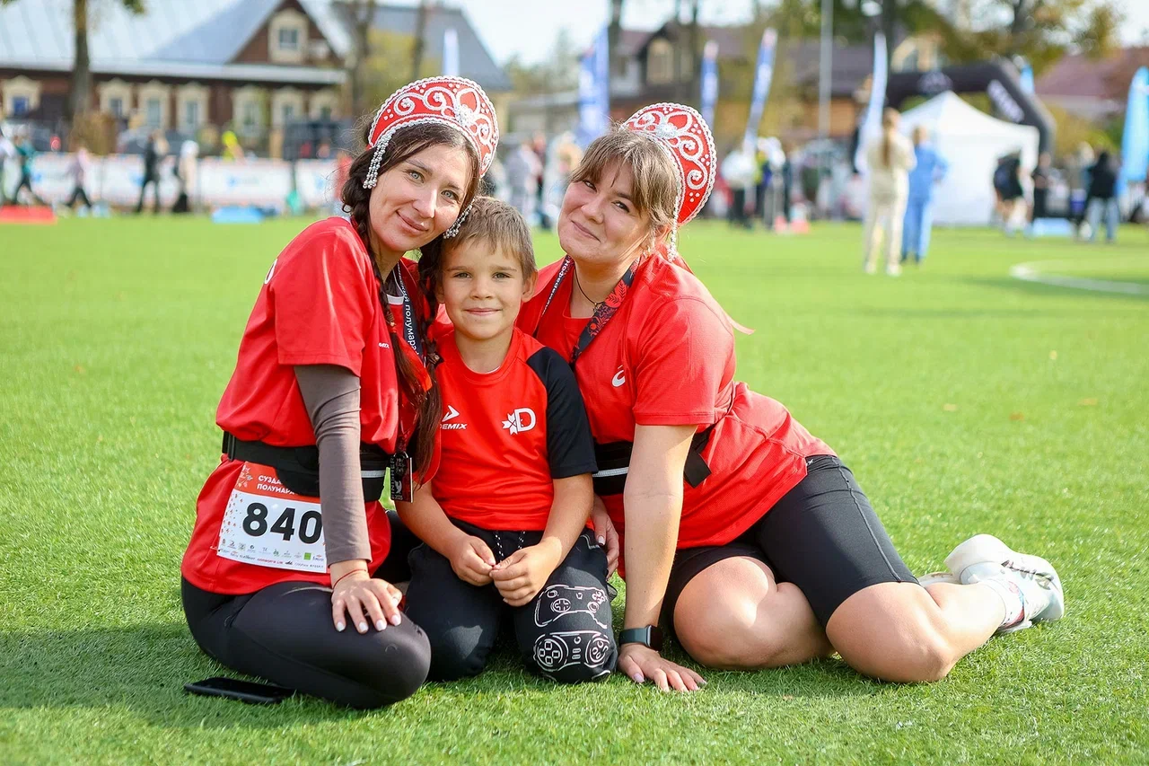 Сезон спортивных мероприятий на открытом воздухе подходит к концу. Красиво завершить его удалось в Суздале, где состоялся один из самых зрелищных и массовых забегов — полумарафон «Жемчужина Золотого кольца». На старт вышли участники из 180 городов и четырех стран: России, Беларуси, Казахстана и даже Мексики!