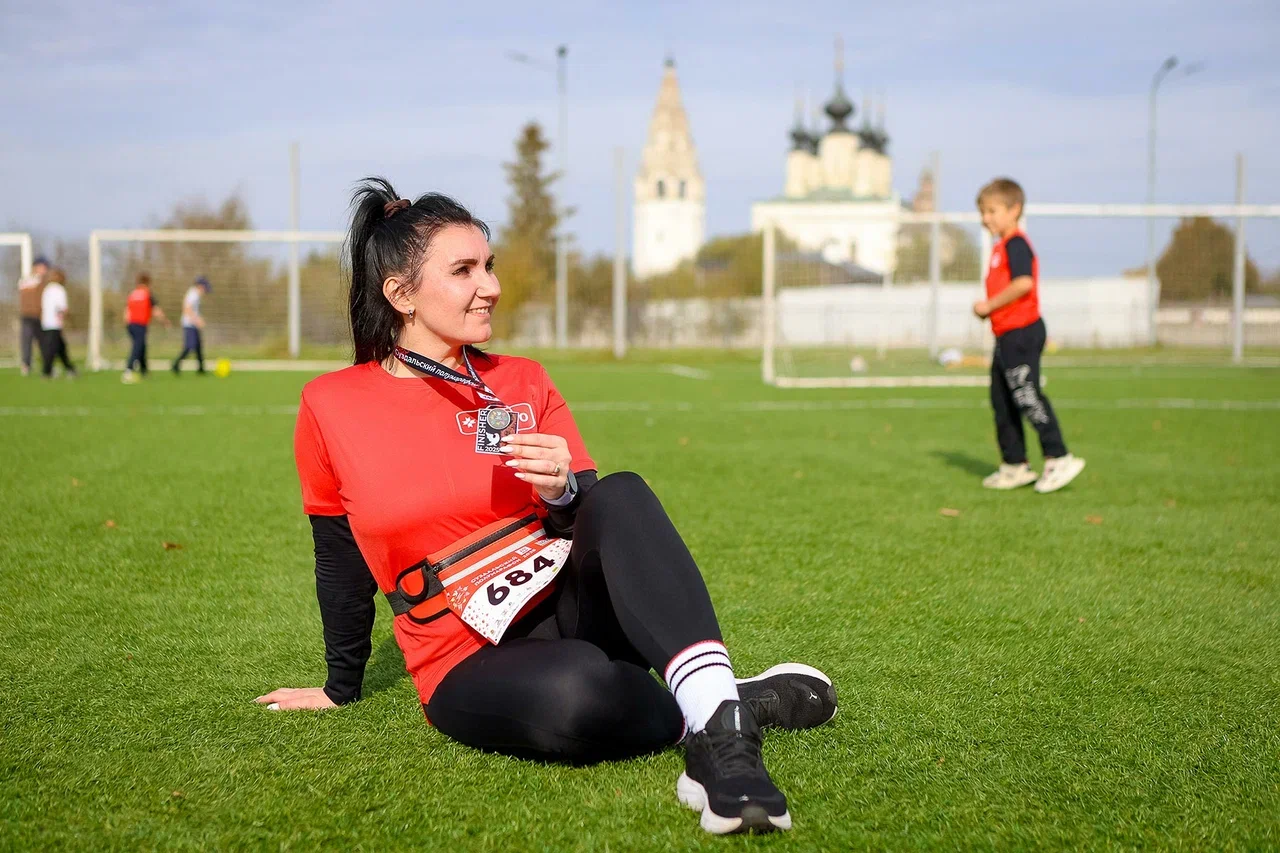 Сезон спортивных мероприятий на открытом воздухе подходит к концу. Красиво завершить его удалось в Суздале, где состоялся один из самых зрелищных и массовых забегов — полумарафон «Жемчужина Золотого кольца». На старт вышли участники из 180 городов и четырех стран: России, Беларуси, Казахстана и даже Мексики!