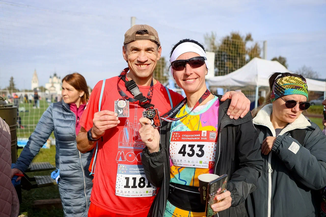 Сезон спортивных мероприятий на открытом воздухе подходит к концу. Красиво завершить его удалось в Суздале, где состоялся один из самых зрелищных и массовых забегов — полумарафон «Жемчужина Золотого кольца». На старт вышли участники из 180 городов и четырех стран: России, Беларуси, Казахстана и даже Мексики!