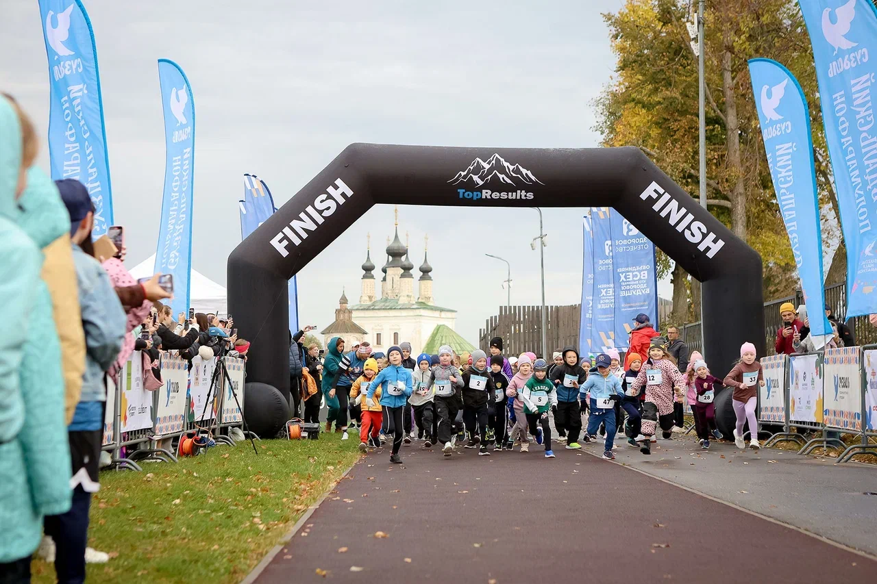 Сезон спортивных мероприятий на открытом воздухе подходит к концу. Красиво завершить его удалось в Суздале, где состоялся один из самых зрелищных и массовых забегов — полумарафон «Жемчужина Золотого кольца». На старт вышли участники из 180 городов и четырех стран: России, Беларуси, Казахстана и даже Мексики!