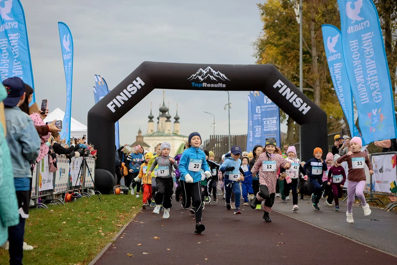 Сезон спортивных мероприятий на открытом воздухе подходит к концу. Красиво завершить его удалось в Суздале, где состоялся один из самых зрелищных и массовых забегов — полумарафон «Жемчужина Золотого кольца». На старт вышли участники из 180 городов и четырех стран: России, Беларуси, Казахстана и даже Мексики!