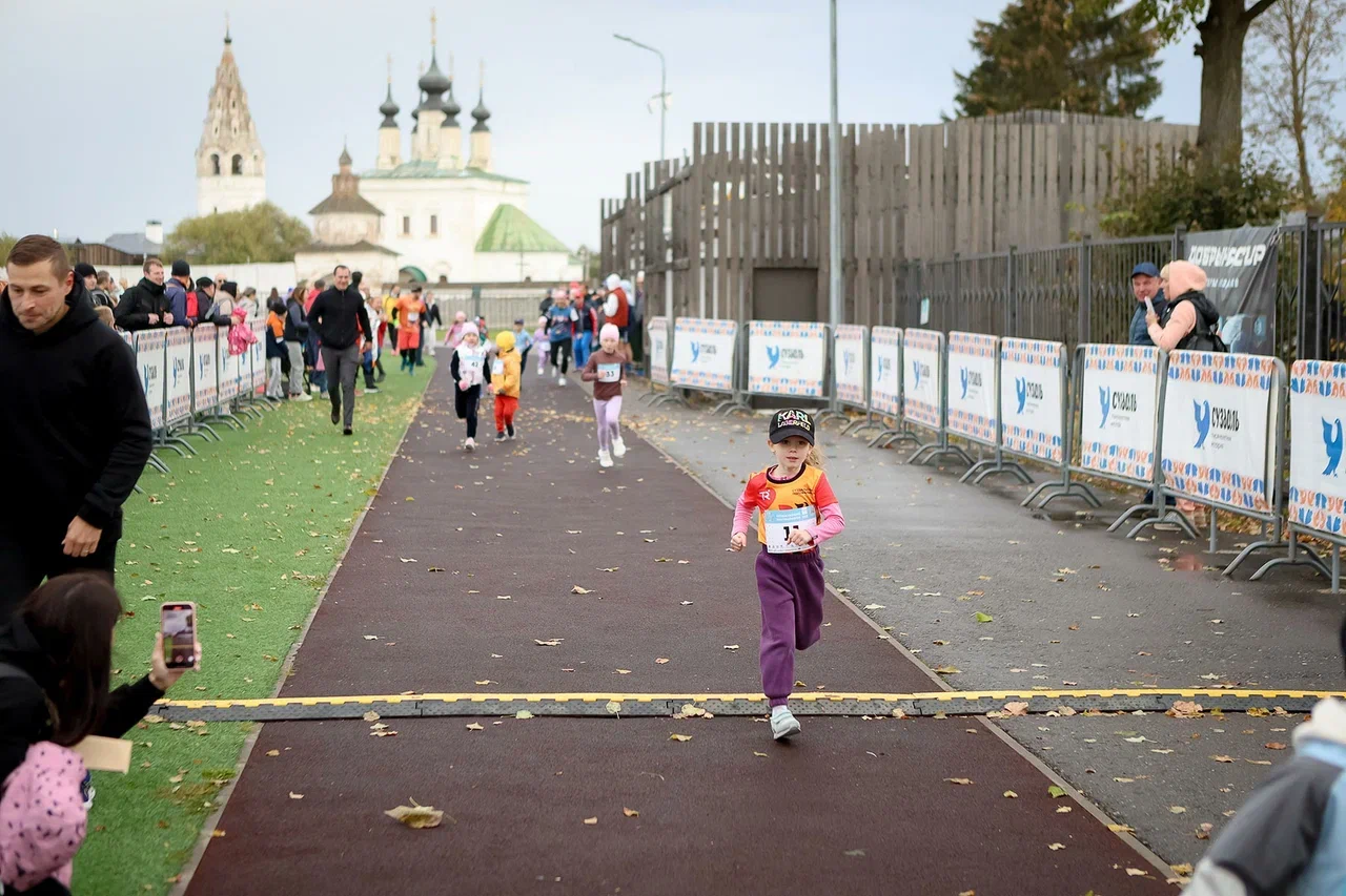 Сезон спортивных мероприятий на открытом воздухе подходит к концу. Красиво завершить его удалось в Суздале, где состоялся один из самых зрелищных и массовых забегов — полумарафон «Жемчужина Золотого кольца». На старт вышли участники из 180 городов и четырех стран: России, Беларуси, Казахстана и даже Мексики!