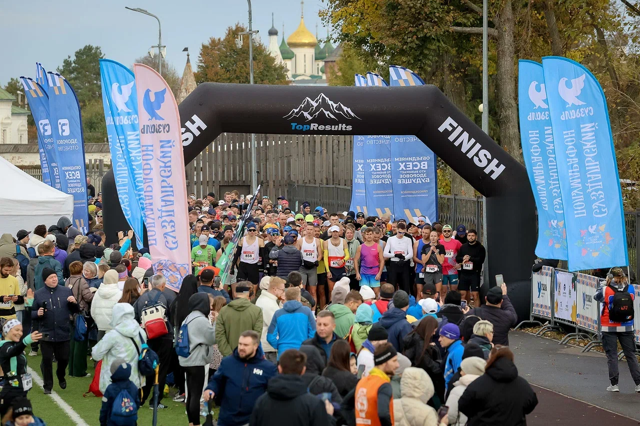 Сезон спортивных мероприятий на открытом воздухе подходит к концу. Красиво завершить его удалось в Суздале, где состоялся один из самых зрелищных и массовых забегов — полумарафон «Жемчужина Золотого кольца». На старт вышли участники из 180 городов и четырех стран: России, Беларуси, Казахстана и даже Мексики!