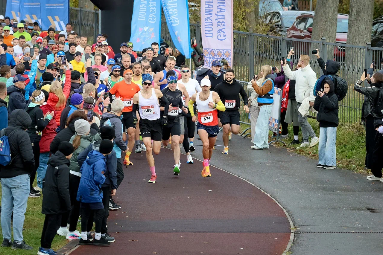 Сезон спортивных мероприятий на открытом воздухе подходит к концу. Красиво завершить его удалось в Суздале, где состоялся один из самых зрелищных и массовых забегов — полумарафон «Жемчужина Золотого кольца». На старт вышли участники из 180 городов и четырех стран: России, Беларуси, Казахстана и даже Мексики!