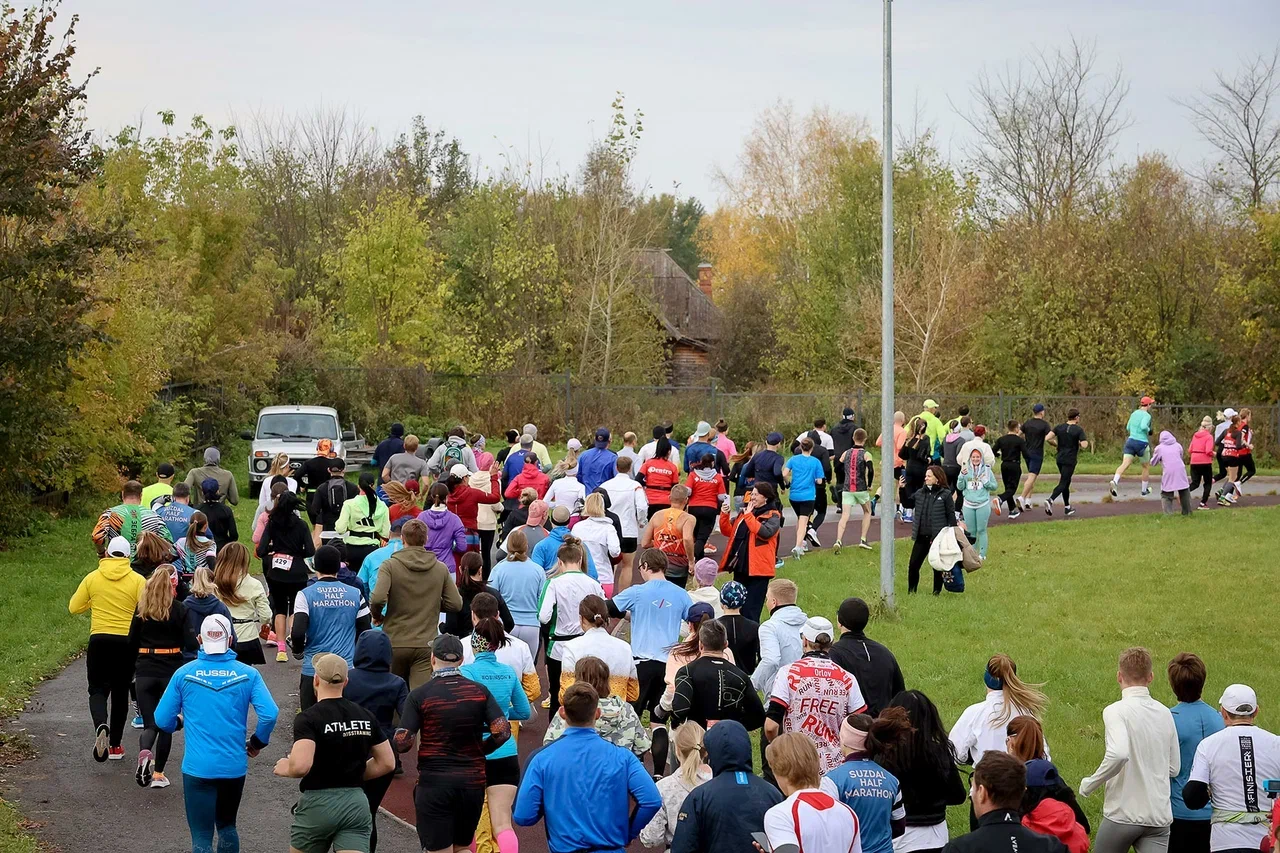Сезон спортивных мероприятий на открытом воздухе подходит к концу. Красиво завершить его удалось в Суздале, где состоялся один из самых зрелищных и массовых забегов — полумарафон «Жемчужина Золотого кольца». На старт вышли участники из 180 городов и четырех стран: России, Беларуси, Казахстана и даже Мексики!