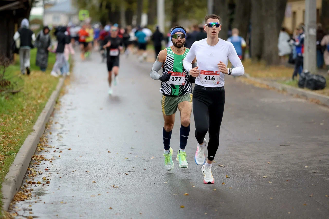 Сезон спортивных мероприятий на открытом воздухе подходит к концу. Красиво завершить его удалось в Суздале, где состоялся один из самых зрелищных и массовых забегов — полумарафон «Жемчужина Золотого кольца». На старт вышли участники из 180 городов и четырех стран: России, Беларуси, Казахстана и даже Мексики!