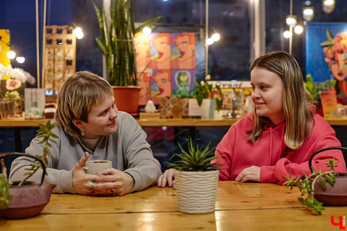 Есть мнение, что веганами становятся из-за жалости к животным. Знает мир и такие истории... Но наша сегодняшняя героиня Софья Телялина — живой пример того, что не все так просто, как кажется на первый взгляд. Она рассказала о своем пути, жестоких правилах этого сообщества даже в отношении домашних любимцев и поведала о причине, почему стала есть то, что раньше находилось под запретом.