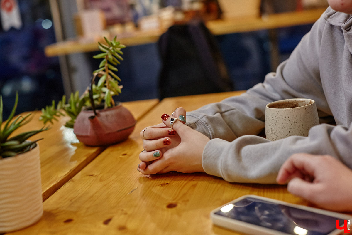 Есть мнение, что веганами становятся из-за жалости к животным. Знает мир и такие истории... Но наша сегодняшняя героиня Софья Телялина — живой пример того, что не все так просто, как кажется на первый взгляд. Она рассказала о своем пути, жестоких правилах этого сообщества даже в отношении домашних любимцев и поведала о причине, почему стала есть то, что раньше находилось под запретом.