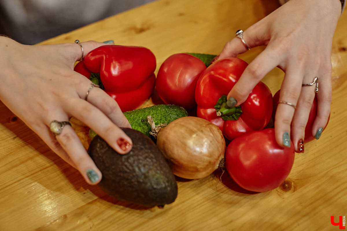 Есть мнение, что веганами становятся из-за жалости к животным. Знает мир и такие истории... Но наша сегодняшняя героиня Софья Телялина — живой пример того, что не все так просто, как кажется на первый взгляд. Она рассказала о своем пути, жестоких правилах этого сообщества даже в отношении домашних любимцев и поведала о причине, почему стала есть то, что раньше находилось под запретом.