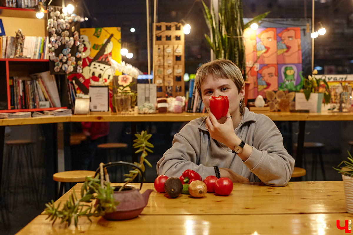 Есть мнение, что веганами становятся из-за жалости к животным. Знает мир и такие истории... Но наша сегодняшняя героиня Софья Телялина — живой пример того, что не все так просто, как кажется на первый взгляд. Она рассказала о своем пути, жестоких правилах этого сообщества даже в отношении домашних любимцев и поведала о причине, почему стала есть то, что раньше находилось под запретом.