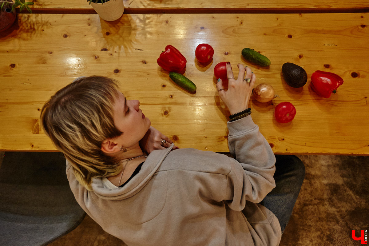 Есть мнение, что веганами становятся из-за жалости к животным. Знает мир и такие истории... Но наша сегодняшняя героиня Софья Телялина — живой пример того, что не все так просто, как кажется на первый взгляд. Она рассказала о своем пути, жестоких правилах этого сообщества даже в отношении домашних любимцев и поведала о причине, почему стала есть то, что раньше находилось под запретом.