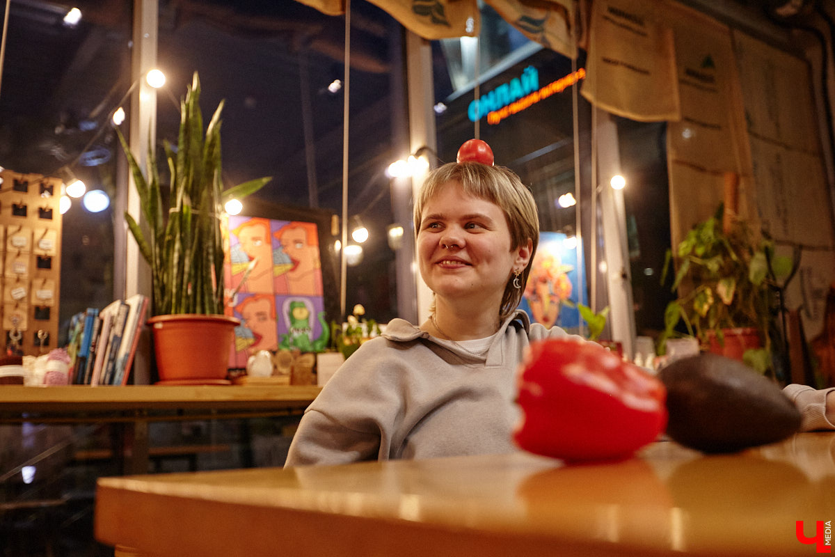 Есть мнение, что веганами становятся из-за жалости к животным. Знает мир и такие истории... Но наша сегодняшняя героиня Софья Телялина — живой пример того, что не все так просто, как кажется на первый взгляд. Она рассказала о своем пути, жестоких правилах этого сообщества даже в отношении домашних любимцев и поведала о причине, почему стала есть то, что раньше находилось под запретом.