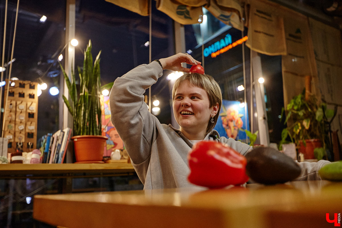 Есть мнение, что веганами становятся из-за жалости к животным. Знает мир и такие истории... Но наша сегодняшняя героиня Софья Телялина — живой пример того, что не все так просто, как кажется на первый взгляд. Она рассказала о своем пути, жестоких правилах этого сообщества даже в отношении домашних любимцев и поведала о причине, почему стала есть то, что раньше находилось под запретом.