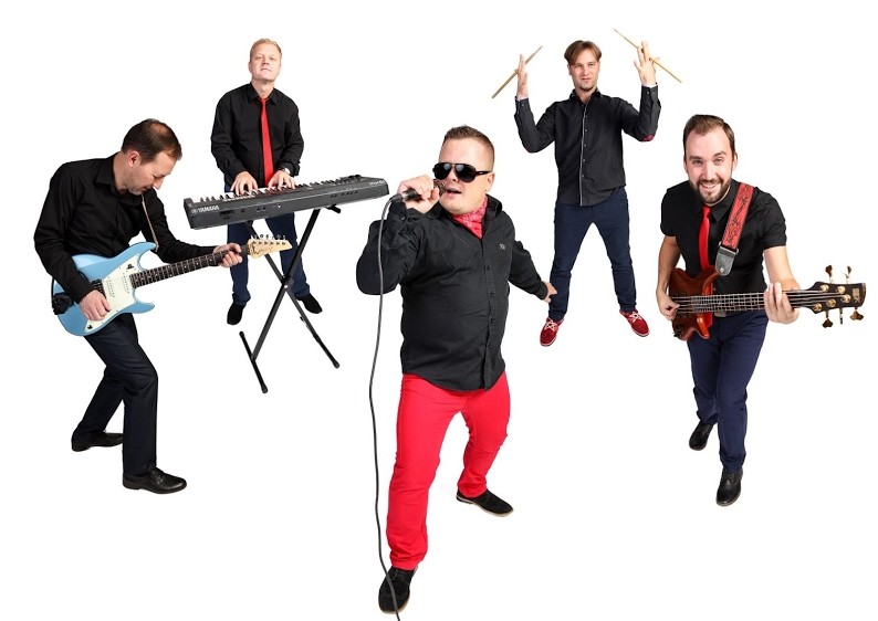 В середине октября город ожидает три мощных по звучанию вечера. В начале недели проект «Три дня дождя» привезет хиты из своих главных альбомов, ставшие символом возрождения отечественного рока. Затем любителей танцевальной музыки ждет ностальгическая дискотека 90-х с песнями популярных звезд эпохи. Завершит серию выступлений группа «Мураками» с уникальной программой «Избранное», в которой прозвучат самые любимые и знаковые песни, выбранные самими поклонниками.