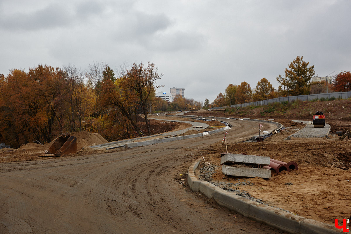 В областном центре продолжается строительство сразу двух новых дорог вдоль границы Старых садов. Одна из них соединит Октябрьский проспект и улицу Стрелецкий Мыс, вторая — Лыбедскую магистраль и улицу Пушкарскую. В будущем там обещают создать новый городской парк. Пока же территорию скрыли от глаз за высоким забором. «Ключ-Медиа» прогулялся по огражденному участку вместе с представителем подрядной организации.