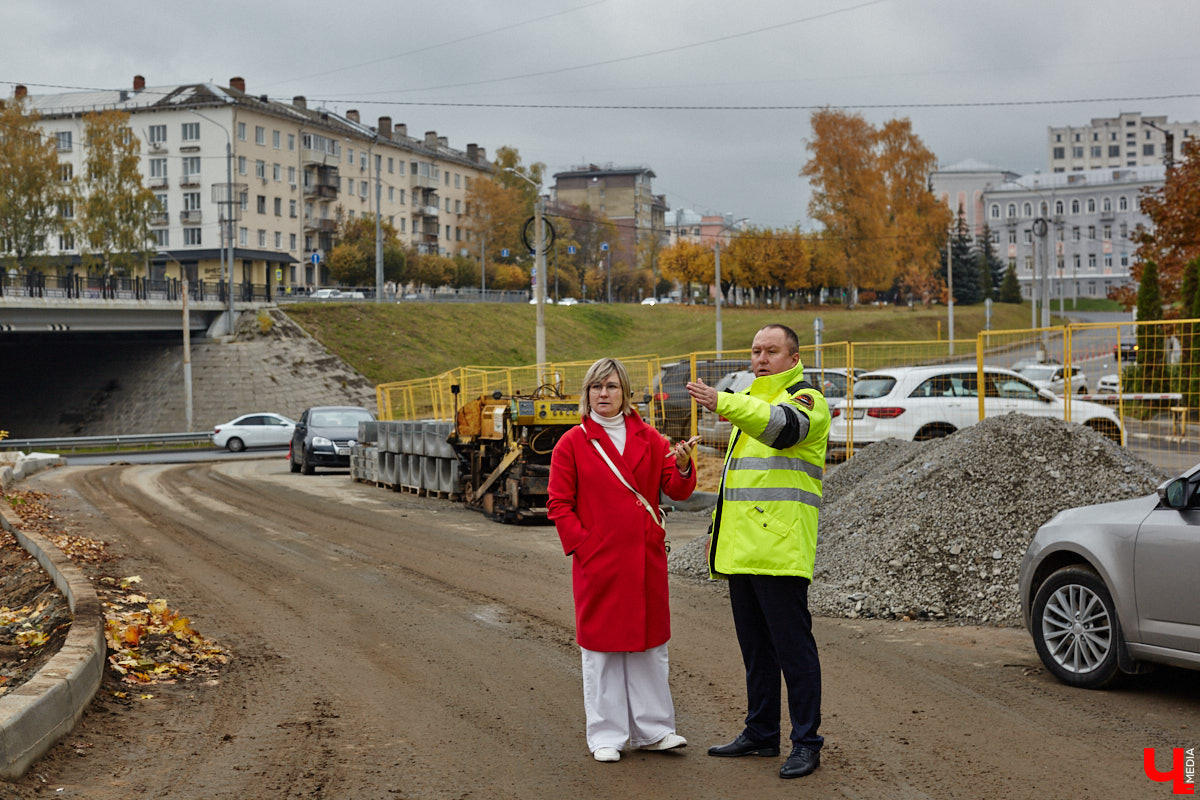 В областном центре продолжается строительство сразу двух новых дорог вдоль границы Старых садов. Одна из них соединит Октябрьский проспект и улицу Стрелецкий Мыс, вторая — Лыбедскую магистраль и улицу Пушкарскую. В будущем там обещают создать новый городской парк. Пока же территорию скрыли от глаз за высоким забором. «Ключ-Медиа» прогулялся по огражденному участку вместе с представителем подрядной организации.