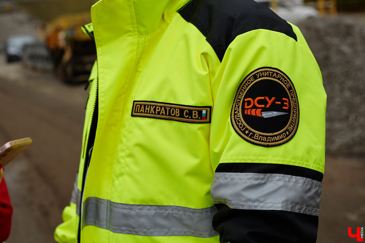 В областном центре продолжается строительство сразу двух новых дорог вдоль границы Старых садов. Одна из них соединит Октябрьский проспект и улицу Стрелецкий Мыс, вторая — Лыбедскую магистраль и улицу Пушкарскую. В будущем там обещают создать новый городской парк. Пока же территорию скрыли от глаз за высоким забором. «Ключ-Медиа» прогулялся по огражденному участку вместе с представителем подрядной организации.